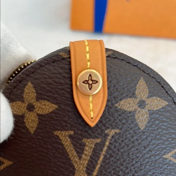 Louis Vuitton Monogram Round Case - Picture 13 of 13